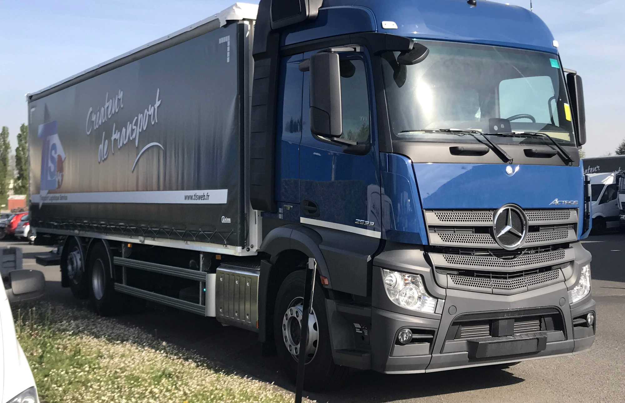 Mercedes Actros 2533 bleu de TLS 91, bâche grise signée Créateur de transport