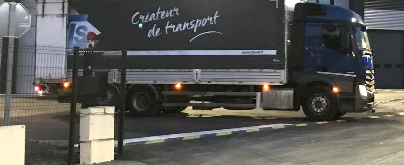 Porteur TLS en départ de tournée à la tombée du jour