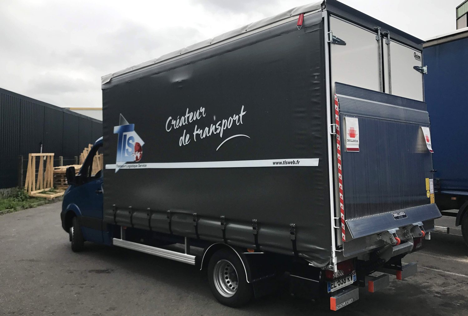 Véhicule ‑3,5 T de TLS avec hayon élévateur, bâche grise Créateur de transport